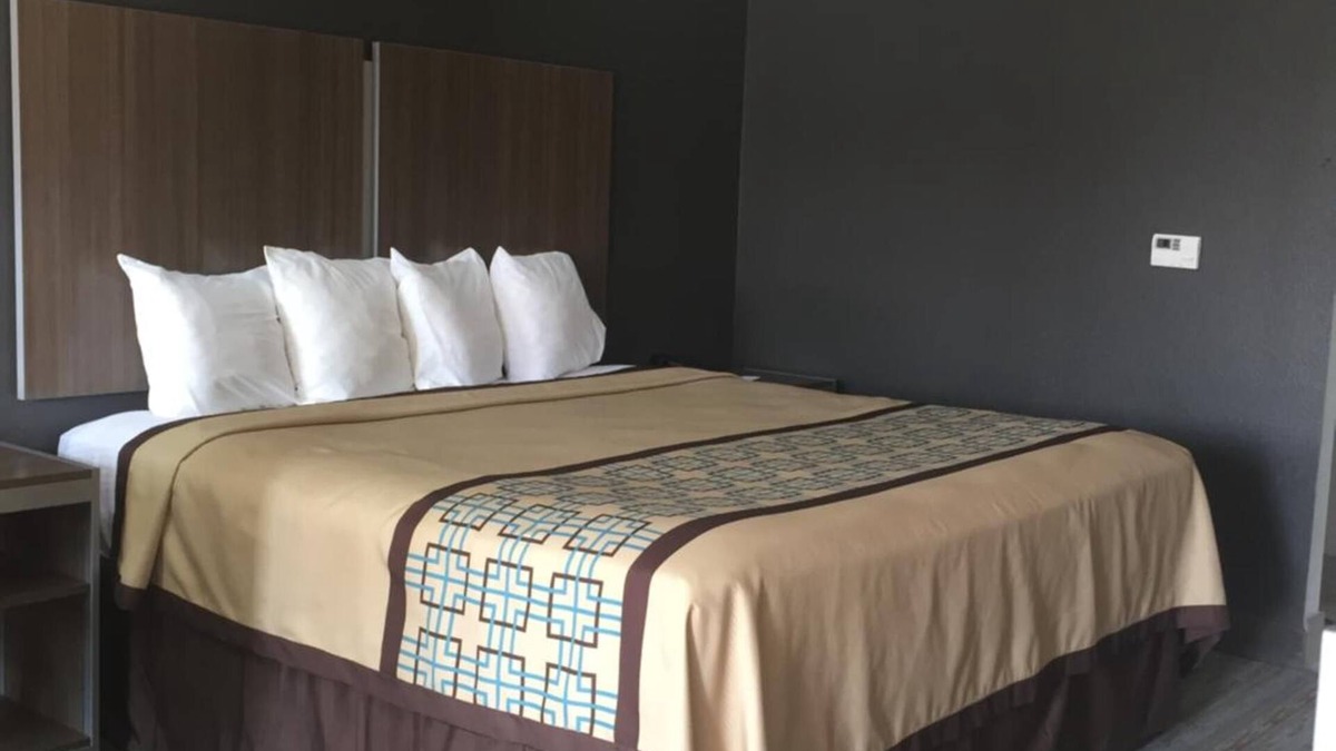 Conroe Hotel | Scottish Inn & Suites