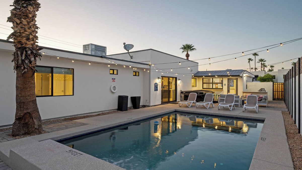 South Scottsdale House | Scottsdale Sunstone Villa, Modern 6BR w/Private Pool & Spa, Walk to Old Town