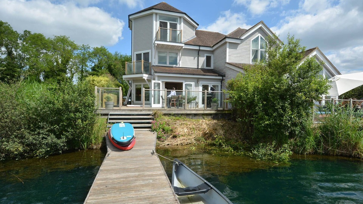 South Cerney House | Scout on the Water - Stunning waterside retreat with hot tub on The Landings sailing & fishing lake