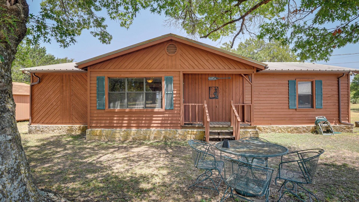 Morgan House | Screened-In Deck & Dock Access: Texas Home!