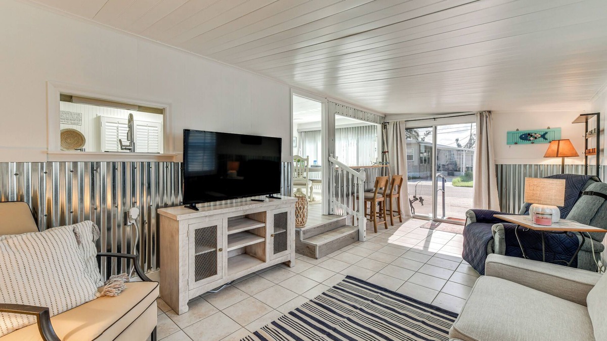 Sunny Shores House | Screened-In Patio: Home 2 Mi to Cortez Beach!