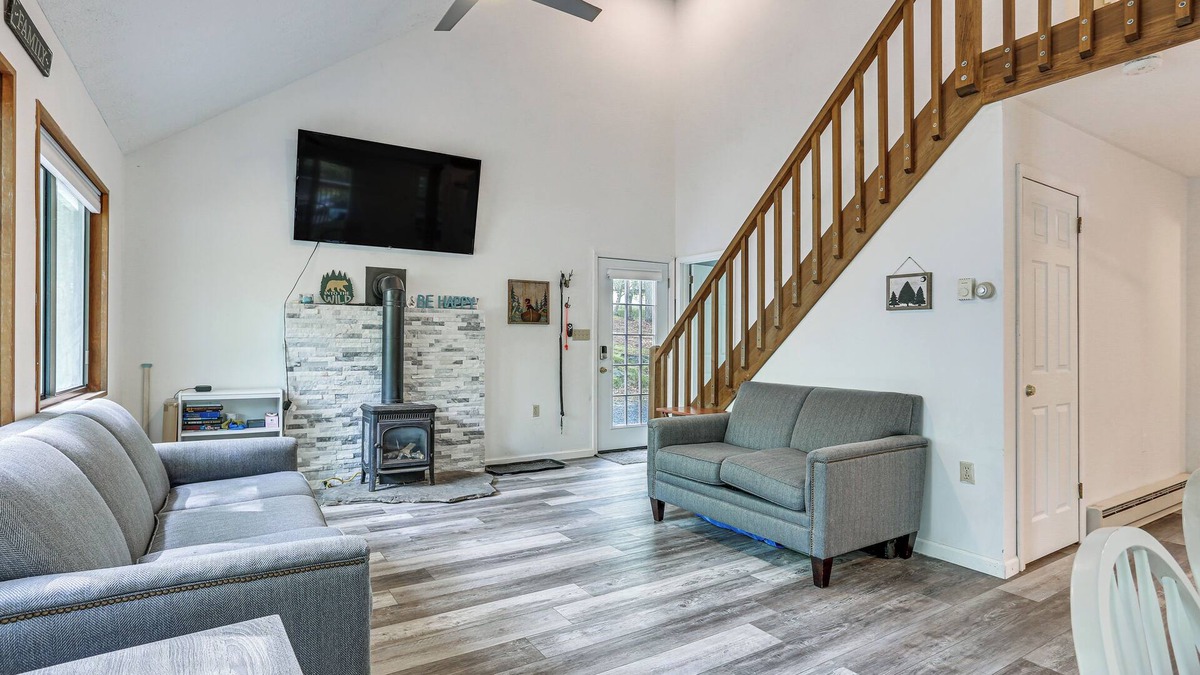 Rowland House | Screened Porch & Deck: Pet-Friendly Poconos Escape