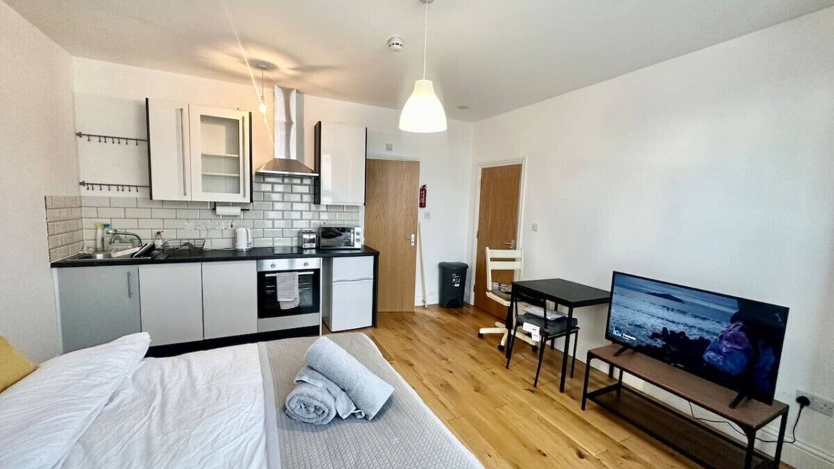 Peckham Rye Apartment | SE4, Self contained studio flat.