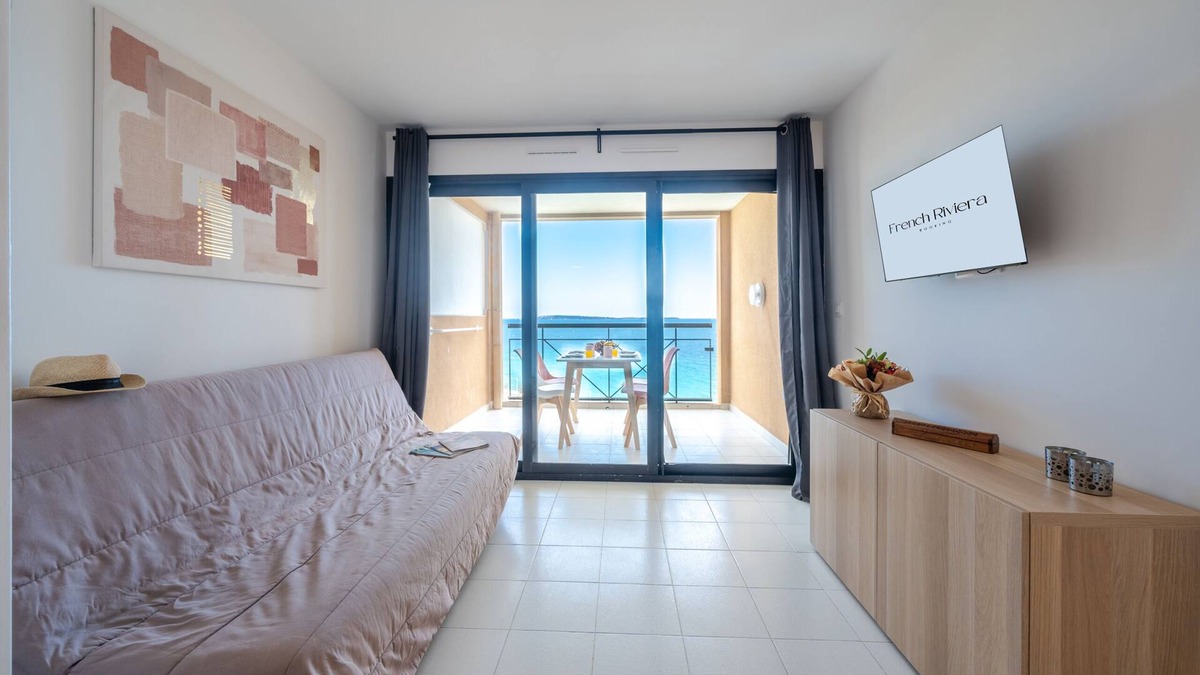 Cannes La Bocca Apartment | Sea and pool view in Cannes!