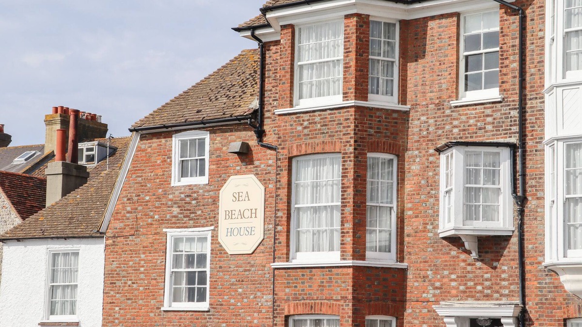 Eastbourne City Centre Cottage | SEA BEACH COTTAGE, pet friendly, with a garden in Eastbourne