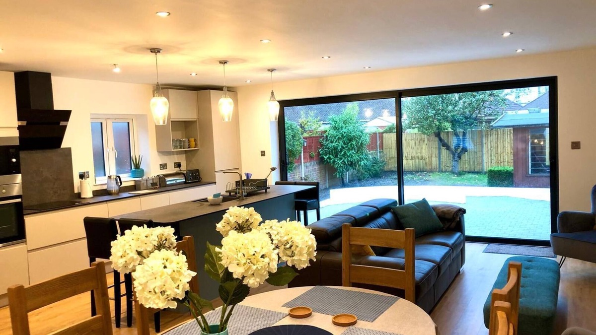 Hamworthy House | Sea Breeze - 4 bed family home near the beach in Poole Harbour