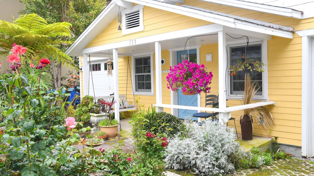 Laguna Beach Cottage | 'Sea Breeze' Cottage-blocks from beach and shopping of Laguna Beach.
