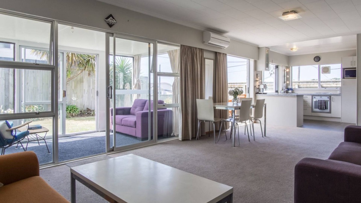 New Plymouth House | SEA BREEZE ON BELT BY COASTAL WALKWAY