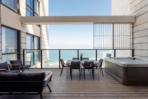 Bat Yam Apartment | Sea-Breeze Penthouse with Jacuzzi