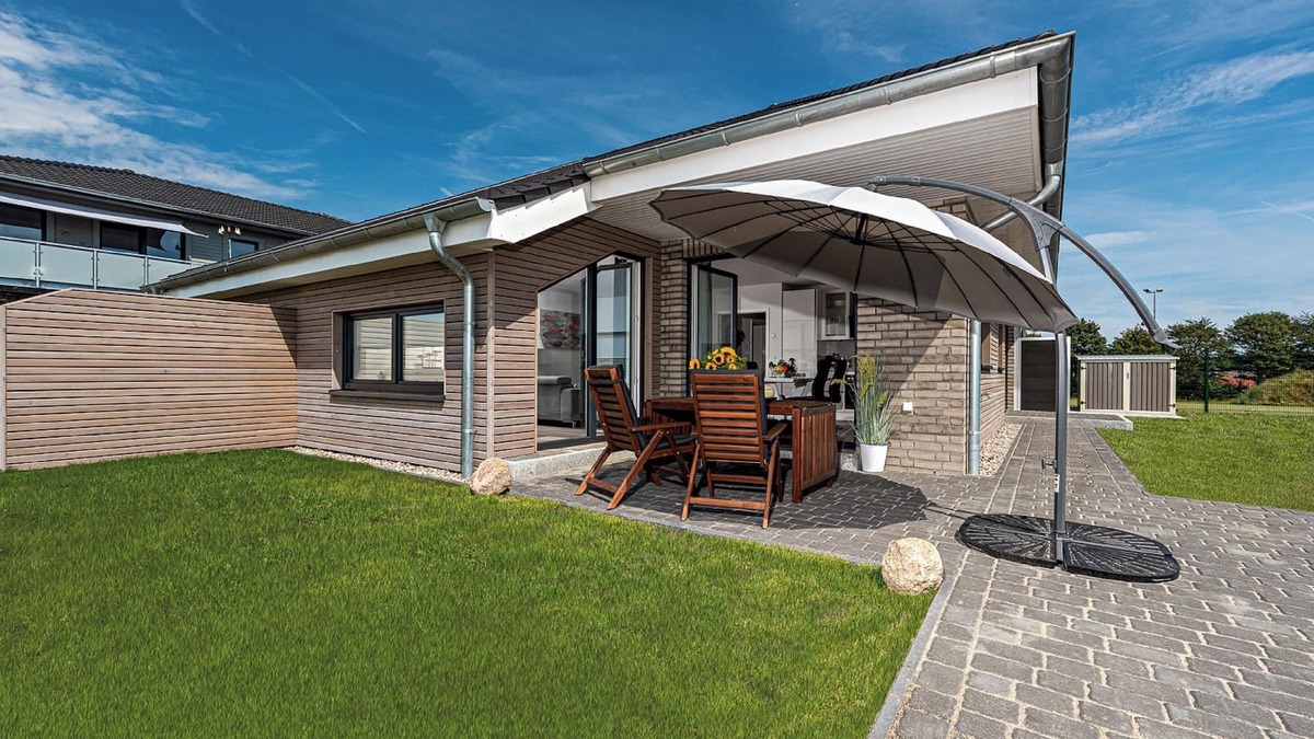 Gelting House | Sea breeze - shower room, parking space, terrace, barbecue, garden furniture, ground floor