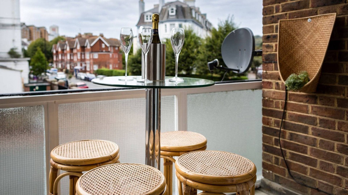 Eastbourne Seafront Apartment | Sea Downs - moments from beach