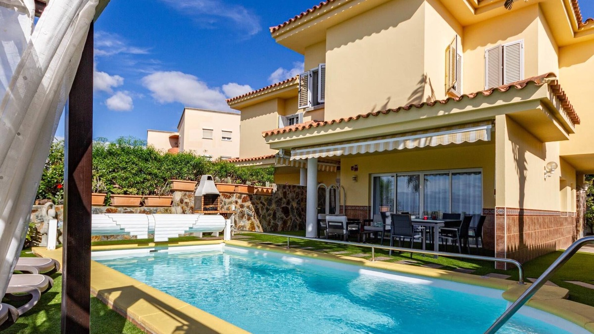 San Agustin Villa | Sea Edge Friendly Holiday Home