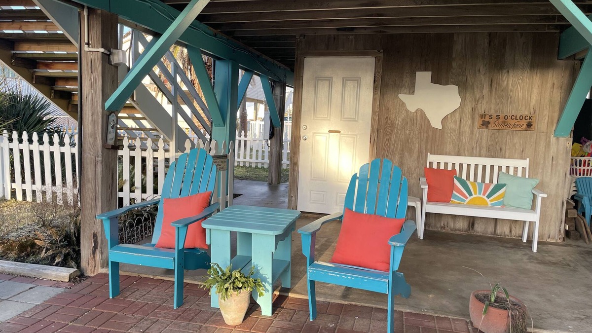 Galveston Cottage | Sea Esta - Coastal Cottage! Close to the Water!