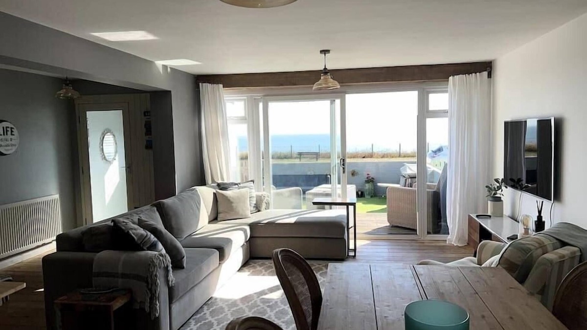 Peacehaven House | Sea Facing 2BD Terraced Home - Peacehaven