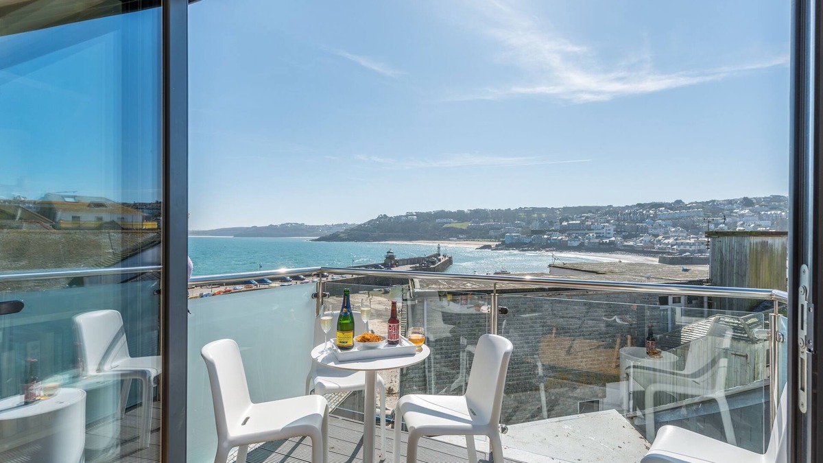 St Ives Cottage | Sea Fever spectacular sea views, private sunny balcony, Free WiFi
