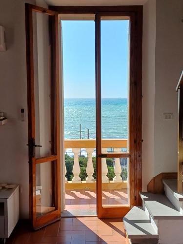 Castiglioncello Apartment | Sea-front loft in Liberty villa