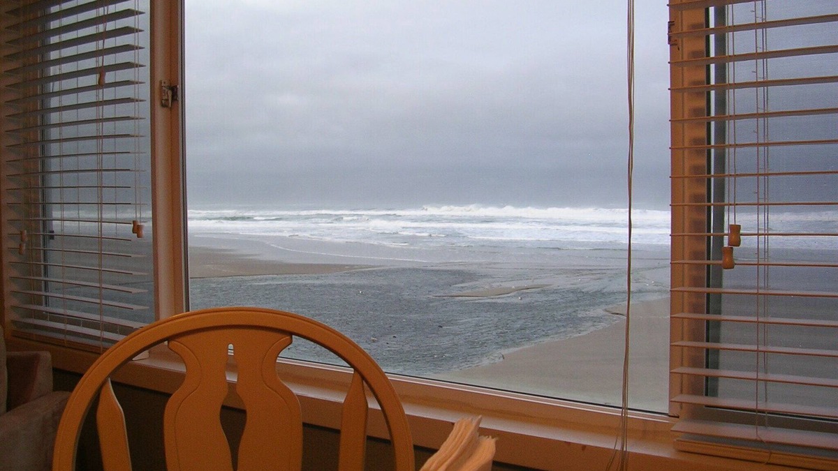 Lincoln City Condo | Sea Gypsy Oceanfront Condo with Pool, Sauna, Wi-Fi