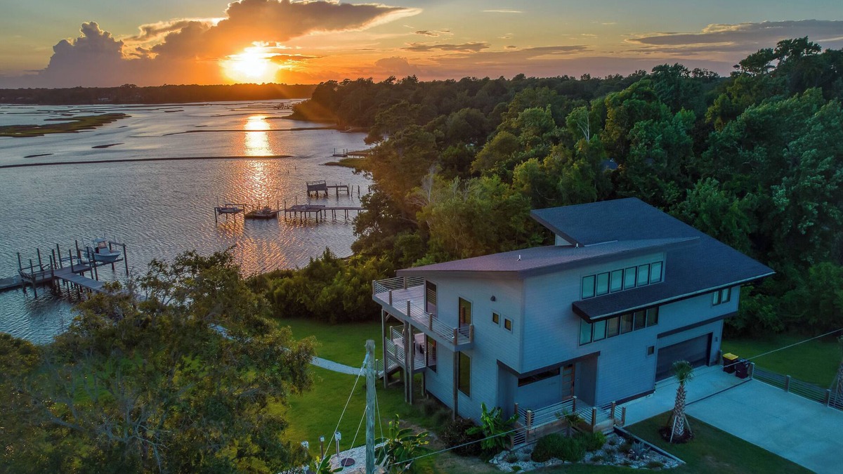 Hampstead House | Sea La Vie: Waterfront 4BR Luxury Home for Nature Lovers w/Private Boat Dock