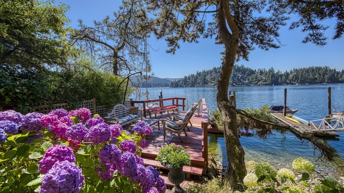 District of North Vancouver House | Sea 'n Sand - Deep Cove Waterfront- Kayaks! 5 day weekly rentals .