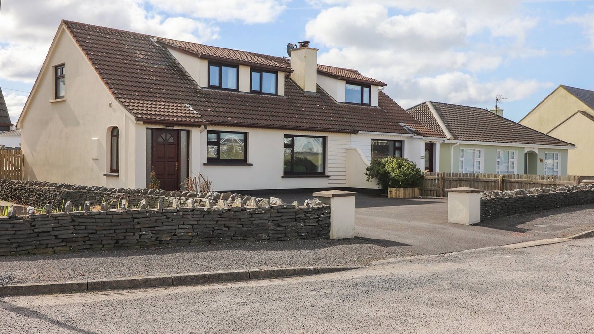 Lahinch Cottage | SEA PARK COTTAGE, pet friendly in Lahinch, County Clare