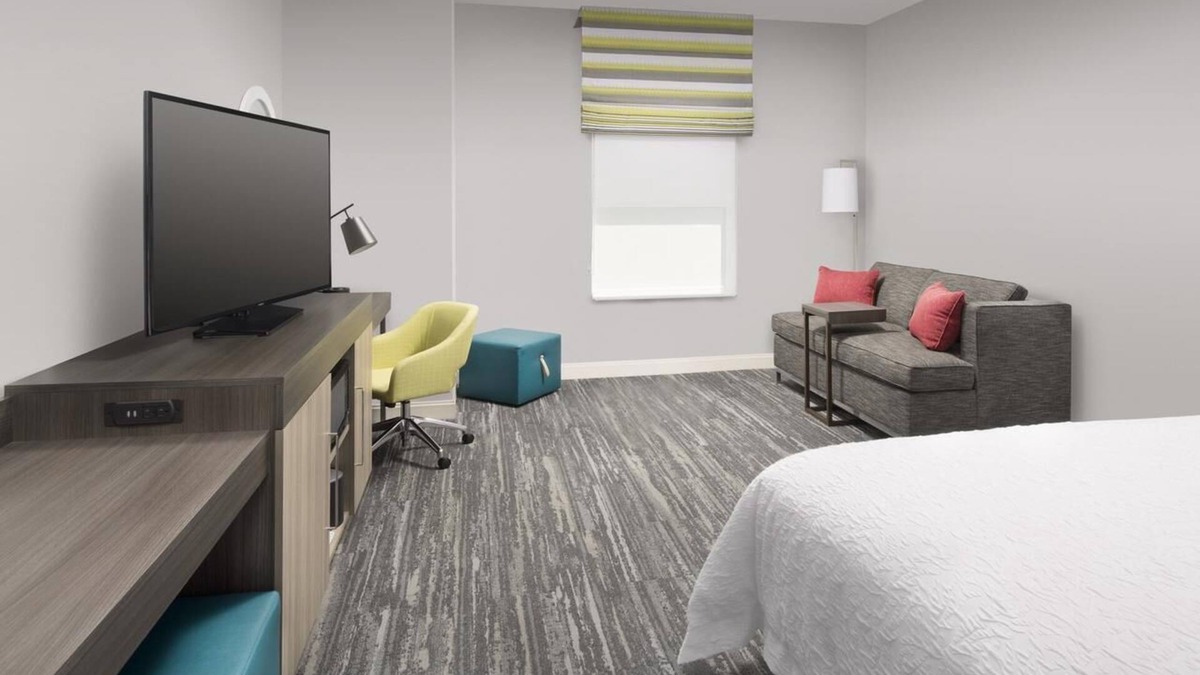 Seybold Hotel | Sea, Sand, and Suites! Free Breakfast, Pool!