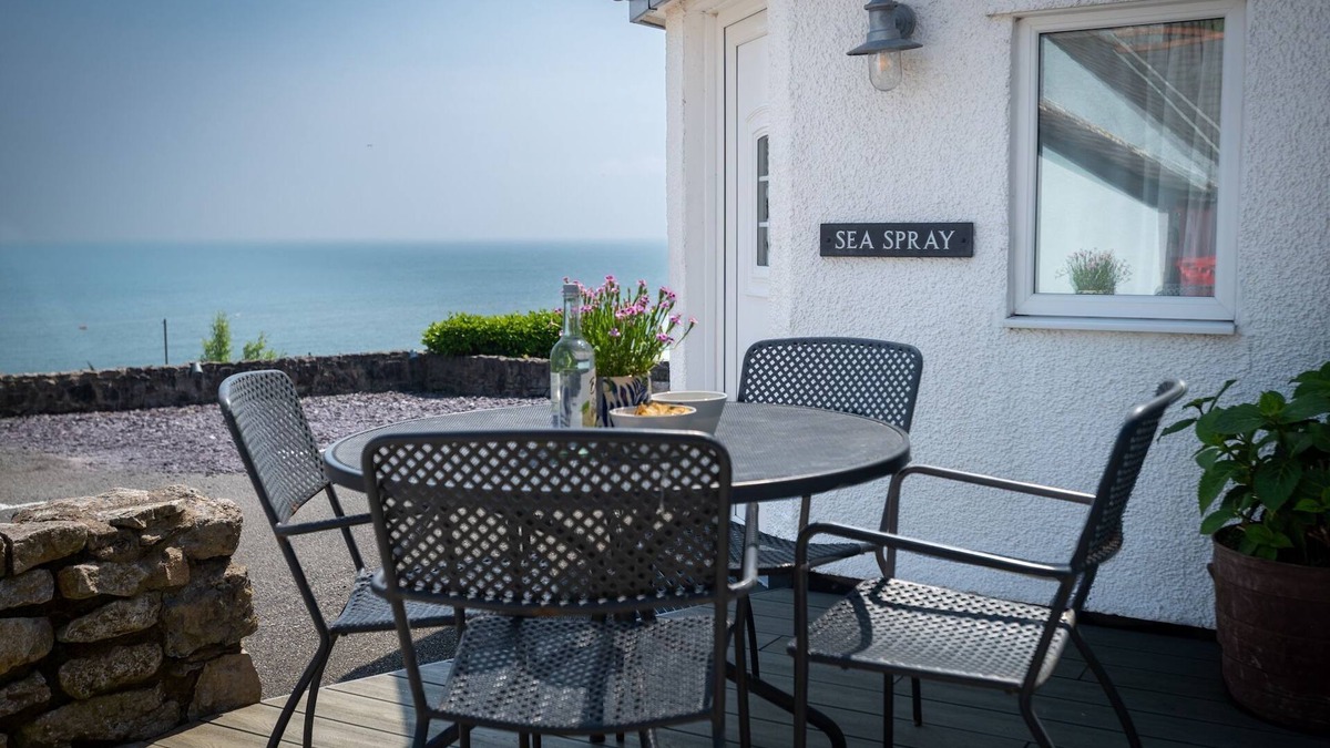Moelfre Cottage | Sea Spray - sleeps 4 guests in 2 bedrooms