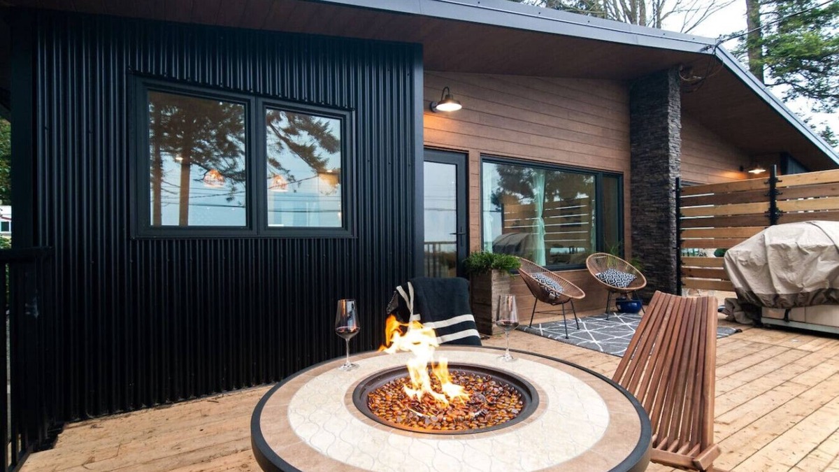 Campbell River House | Sea,Sunrises,Sauna | Oceanfront Stylish Retreat