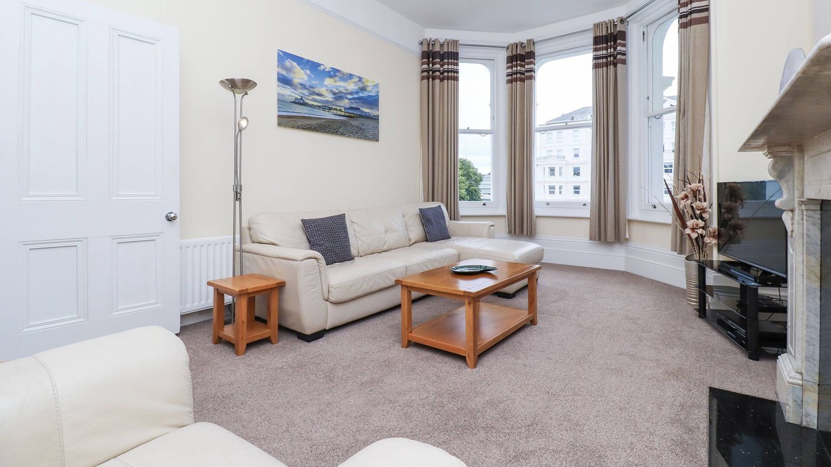 Eastbourne Seafront Apartment | Sea View Apartment next to Theatres, Tennis & Conference Centre