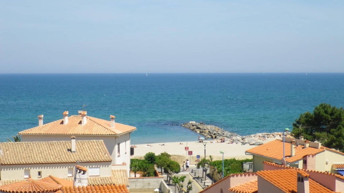Saint-Cyprien Plage Apartment | Sea view! Charming T2 with terrace facing the rising sun.