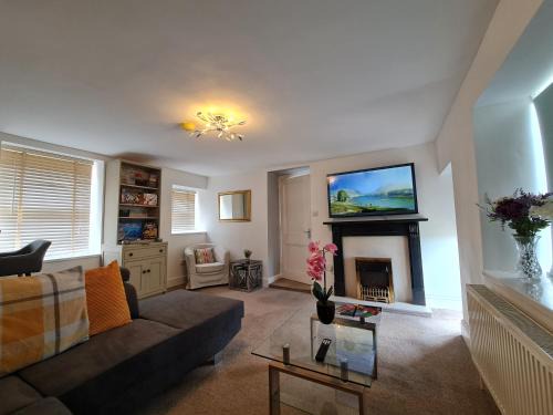 Penmaenmawr House | Sea view cottage near snowdon & coastal trails