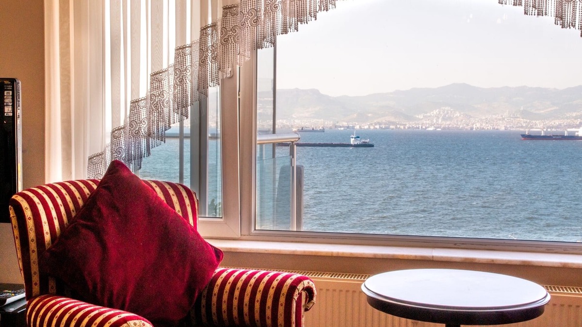 Konak Apartment | Sea View Flat w Balcony 1 min to Shore and Park
