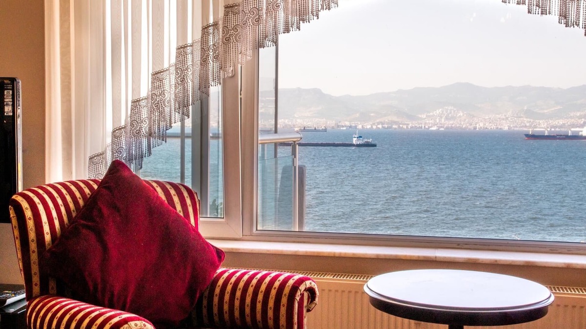 Konak Apartment | Sea View Flat w Balcony 1 min to Shore and Park