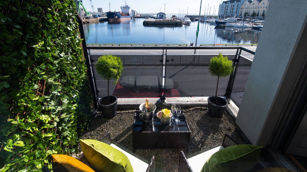 Galway City Centre Apartment | Sea View - Luxury City Center - Best Location