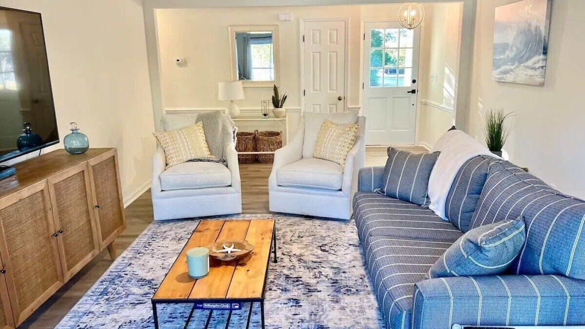 Kings Grant House | Seabreeze Away - Pool - Fire Pit - Close 2 Beach!