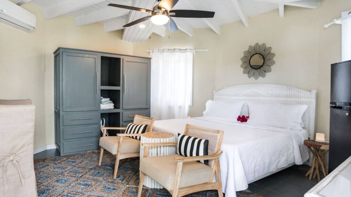 Sea Rocks Apartment | Seabreeze Oceanfront 1 BDRM - Arawak Beach Club