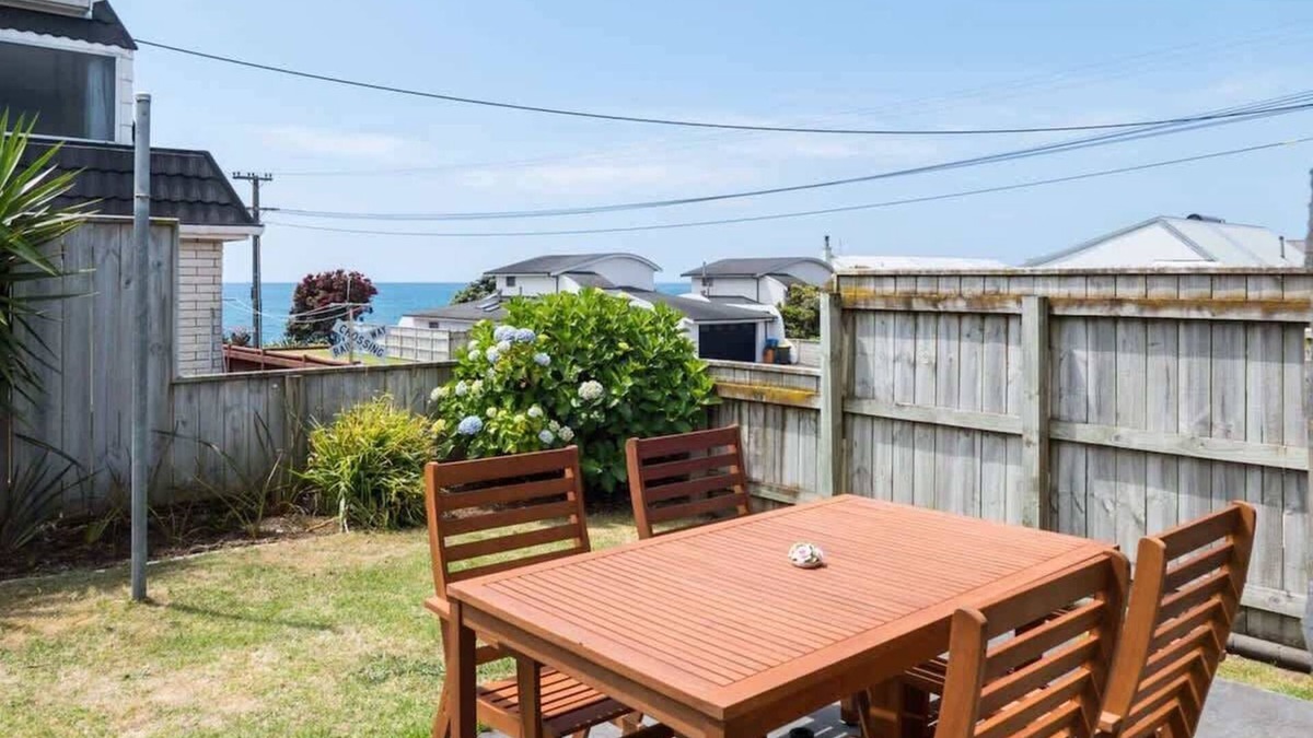 New Plymouth House | Seabreeze Townhouse in New Plymouth