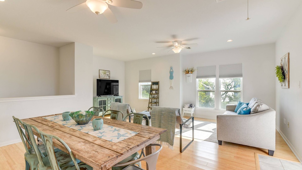 El Lago House | Seabrook Getaway w/Balconies & Bay Views!