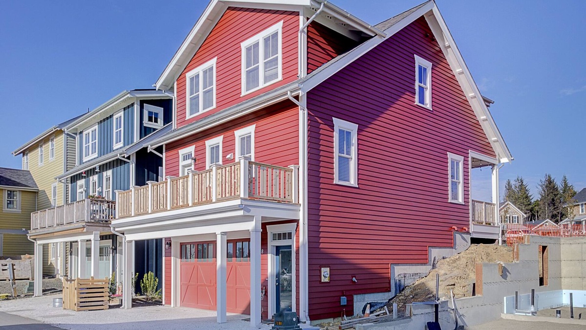 Seabrook House | Seabrook's Home Away From Home, enjoy peek-a-boo oceanviews!