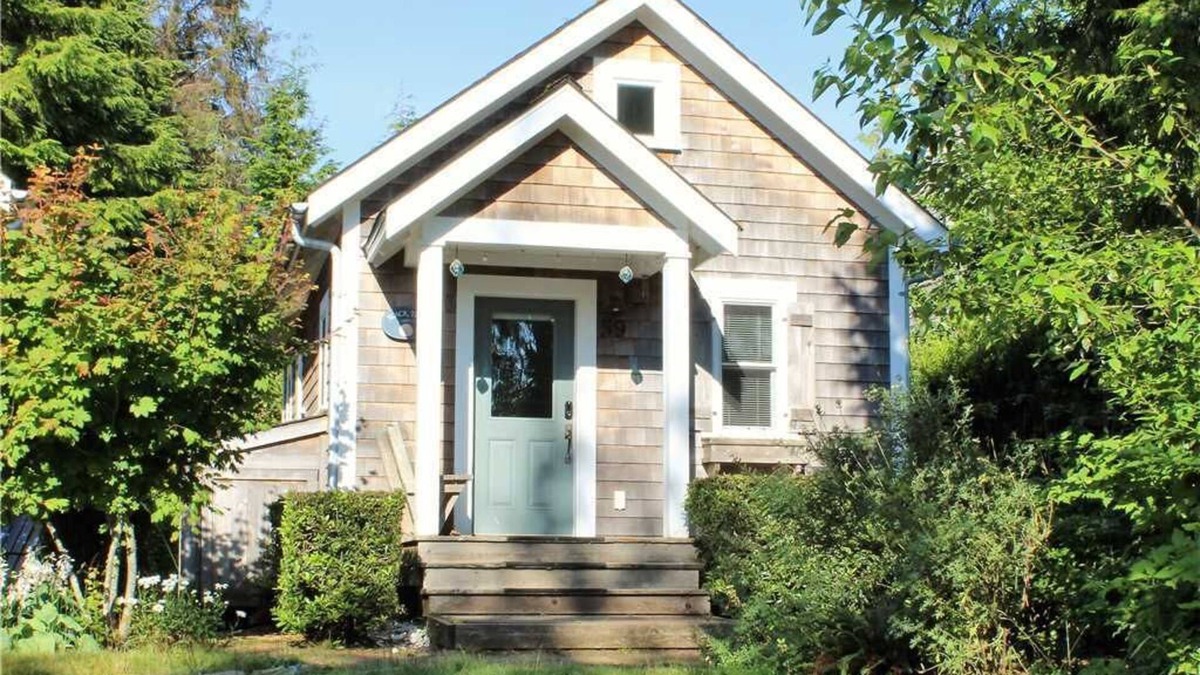 Seabrook House | Seabrook's Slack Tide, a cozy loft style cabin in Beach Camp!