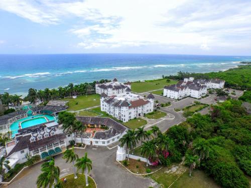 St.Bran's Burg Apartment | Seacastles by the beach/pool