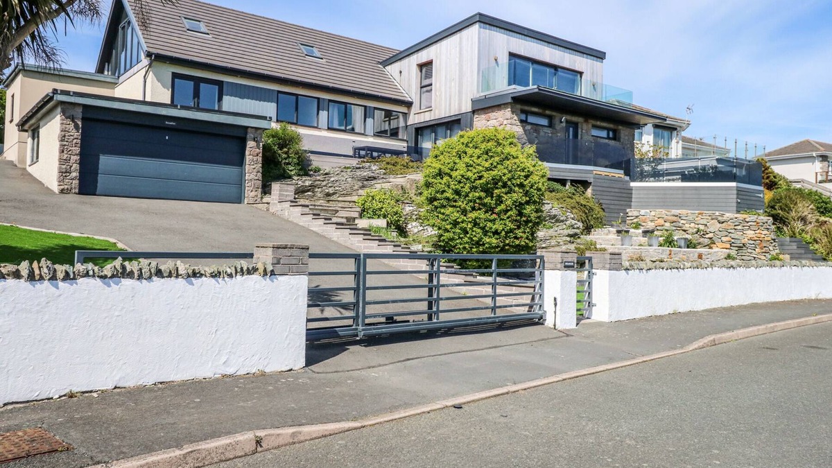 Holyhead Cottage | SEADDLER, pet friendly, with hot tub in Trearddur Bay