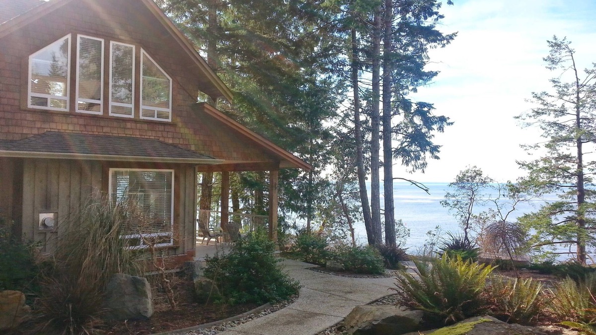 Powell River Cottage | SeaDog Oceanfront Cottage with Private Hot Tub!