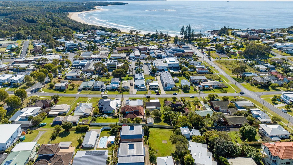 Woolgoolga House | Seadream on Nelson. New Listing.npet Friendly , 300m Stroll to Beach and Cafes
