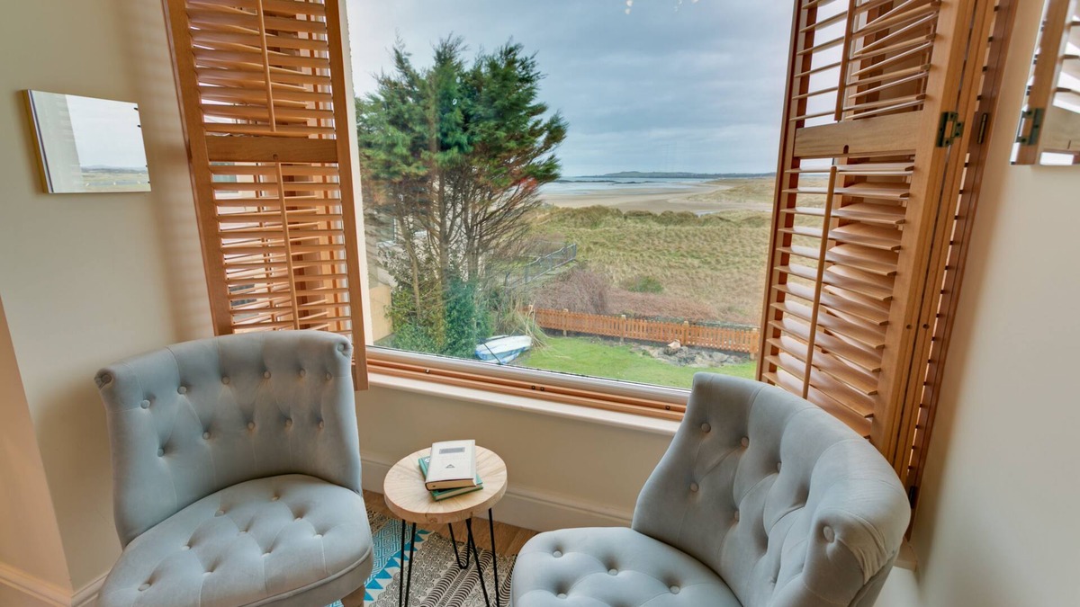 Rhosneigr Apartment | Seaforth - a coastal that sleeps 8 guests in 4 bedrooms