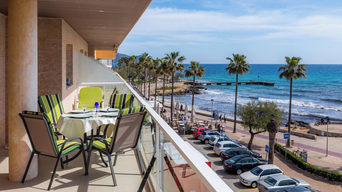Son Servera Apartment | Seafront Apartment “Frente al mar” with Sea View, Wi-Fi, A/C & Terrace; Parking Available