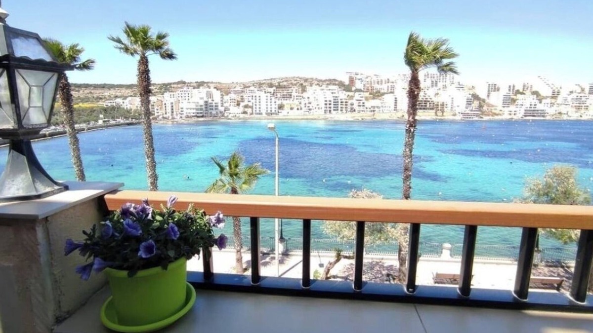 Madliena Apartment | Seafront duplex apartment in enchanting San Pawl il-Baħar with WiFi, AC
