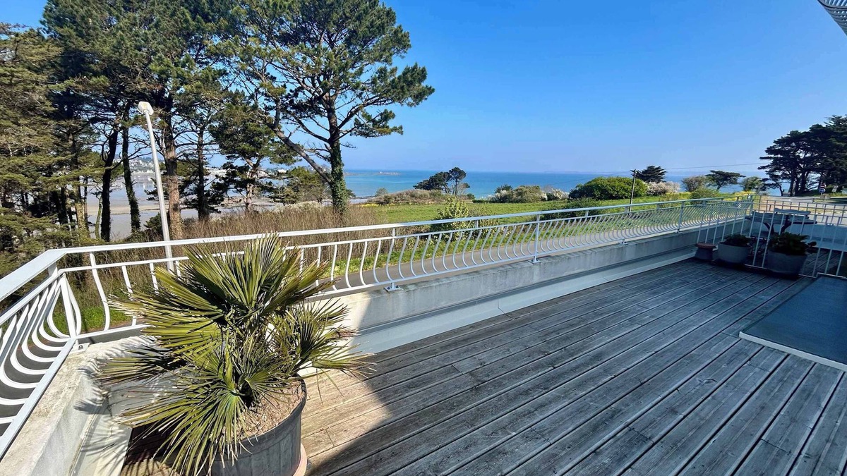 Plestin-les-Greves Apartment | Seafront flat with indoor pool with stunning views