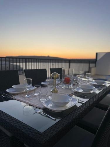 Għadira Apartment | Seafront Penthouse with Large Terrace and Panoramic Views-Mellieha Bay Ghadira