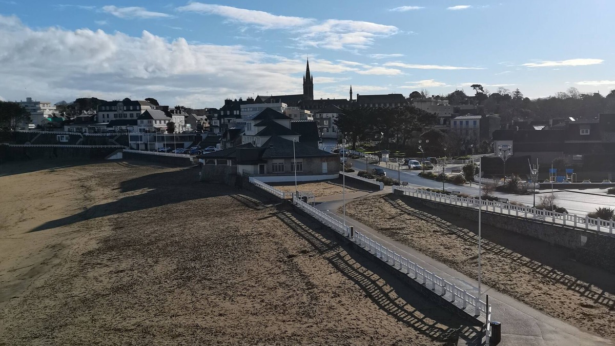 Cotes d'Armor Apartment | Seafront studio close to shops.