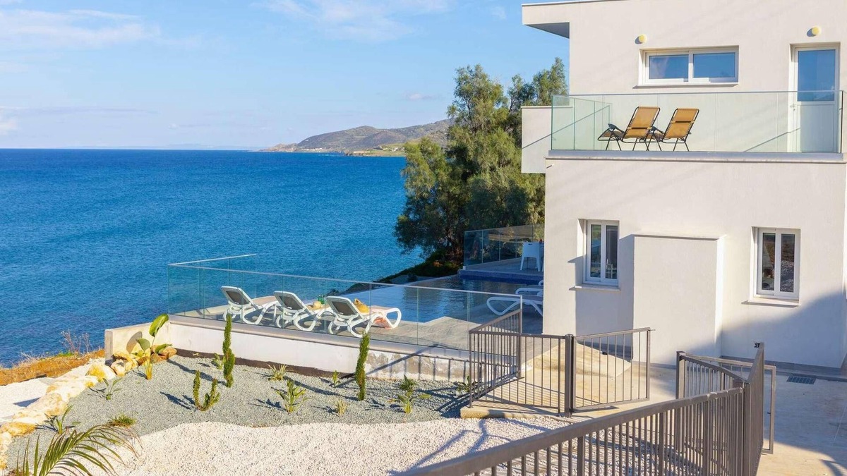 Pachyammos Villa | Seafront villa, infinity pool, stunning Views.